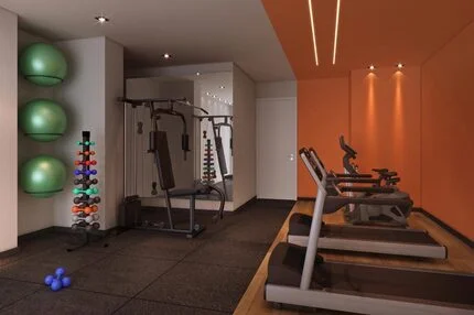 Academia equipada com esteiras, pesos livres e máquinas de musculação.