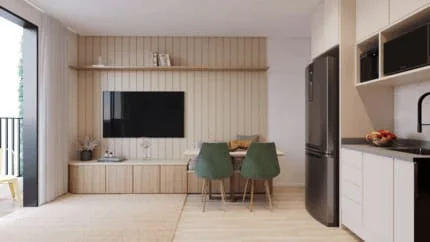 Sala de estar decorada com sofá confortável, mesa de centro, estante para TV e decoração contemporânea. Cozinha decorada com armários planejados, bancada de granito, fogão embutido e eletrodomésticos modernos.