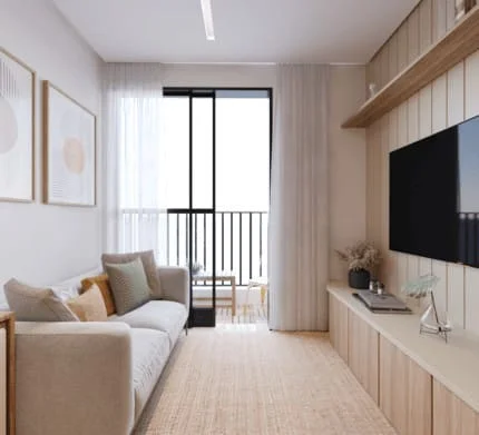 Sala de estar decorada com sofá confortável, mesa de centro, estante para TV e decoração contemporânea.